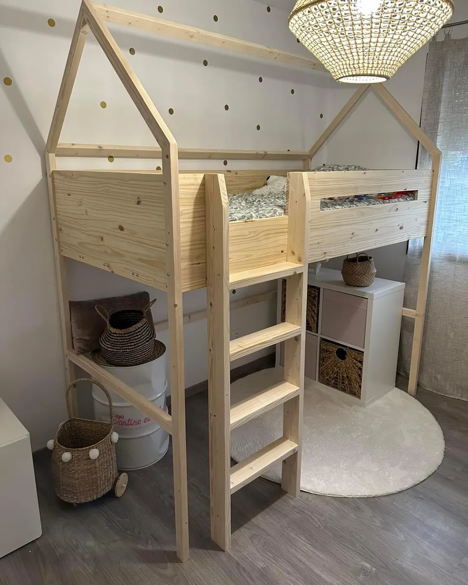 Lit mezzanine artisanal en bois avec échelle intégrée, idéal pour optimiser l’espace dans une chambre d’enfant.
